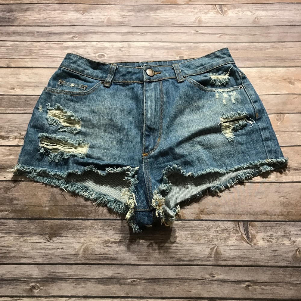 BDG. High Rise Cheeky Shorts distressed 30